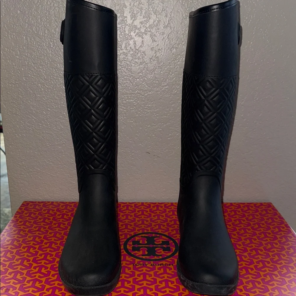 Tory Burch Marion Quilted Rain Boot Rubber/Vegan Leather MSRP $300 NIB size 8